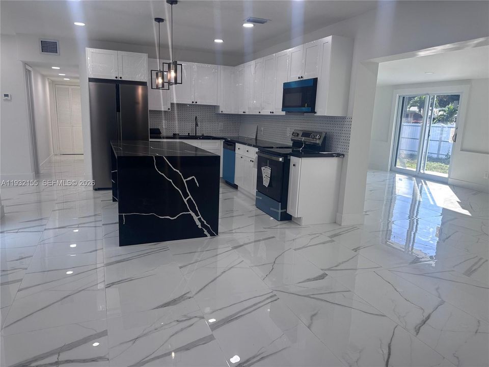 For Sale: $600,000 (3 beds, 2 baths, 1973 Square Feet)