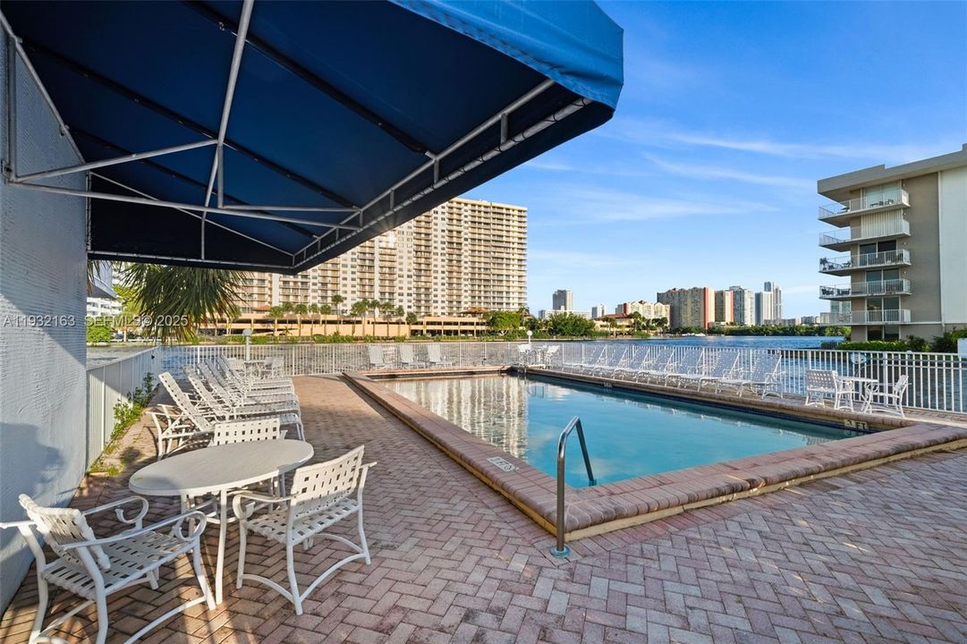 For Rent: $2,700 (1 beds, 1 baths, 837 Square Feet)