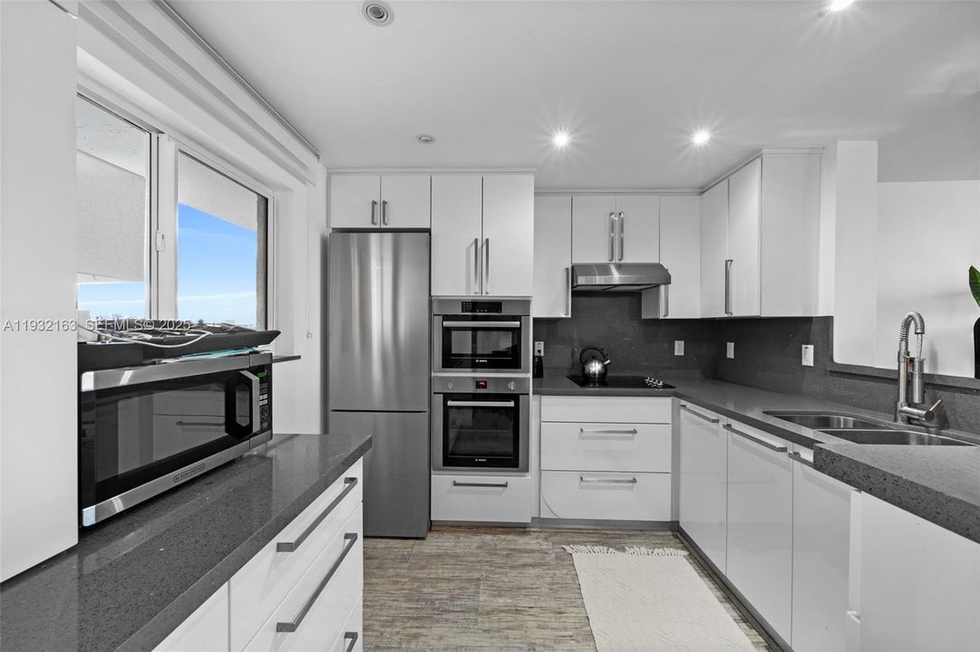 For Rent: $2,700 (1 beds, 1 baths, 837 Square Feet)