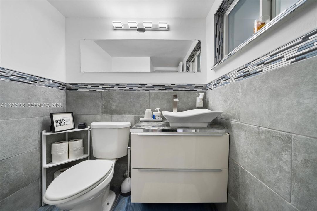 For Rent: $2,700 (1 beds, 1 baths, 837 Square Feet)