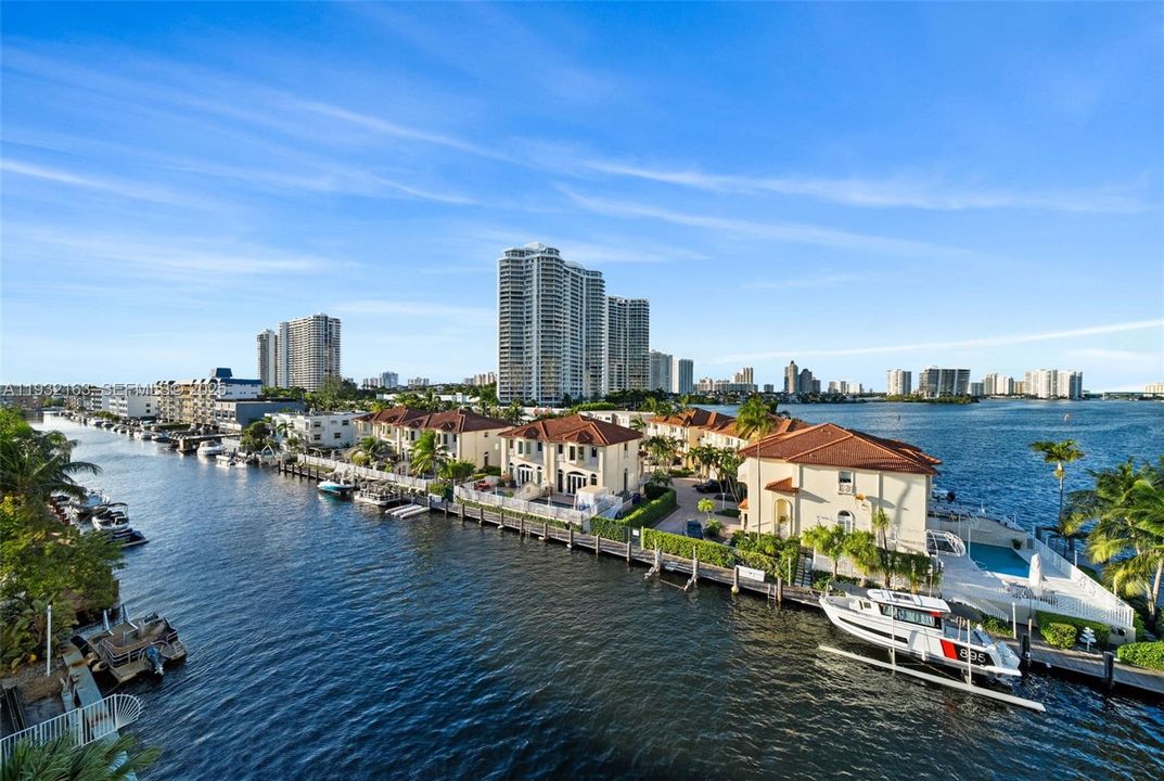 For Rent: $2,700 (1 beds, 1 baths, 837 Square Feet)