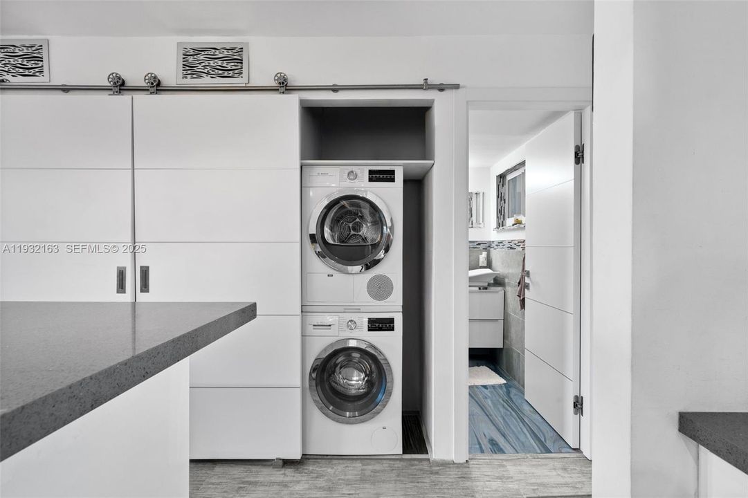 For Rent: $2,700 (1 beds, 1 baths, 837 Square Feet)