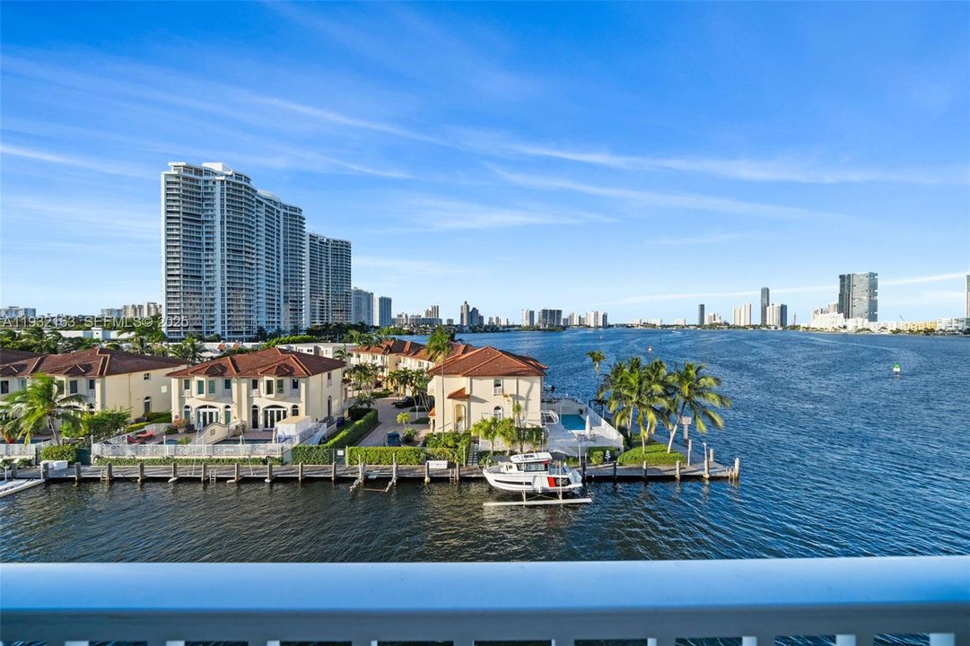 For Rent: $2,700 (1 beds, 1 baths, 837 Square Feet)