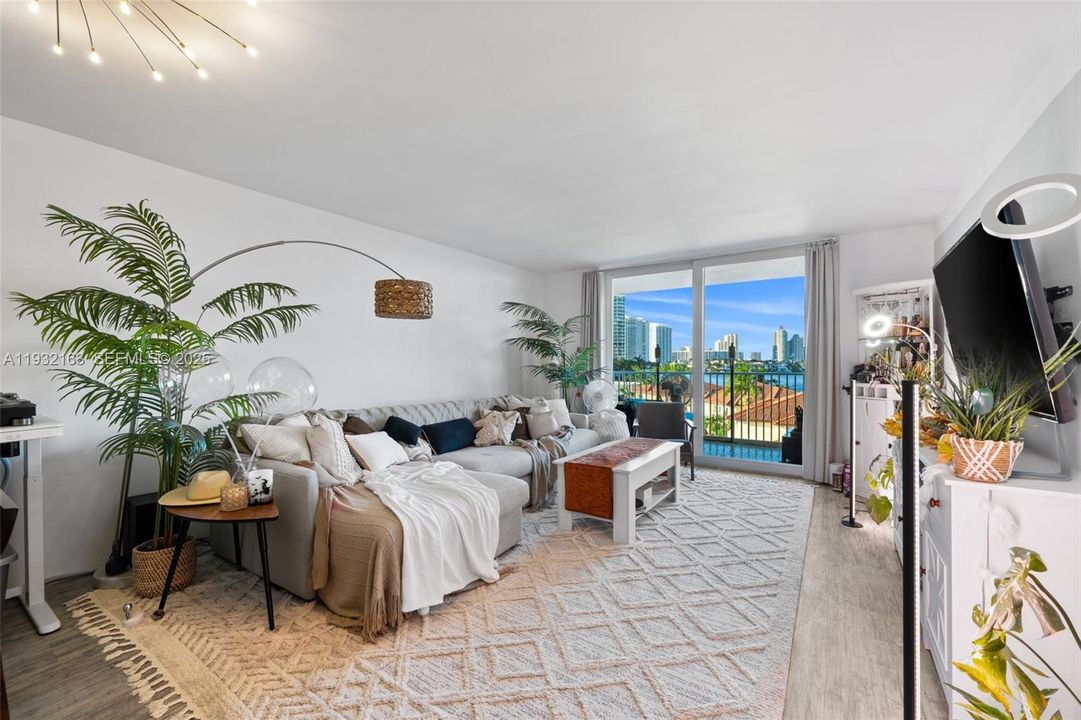 For Rent: $2,700 (1 beds, 1 baths, 837 Square Feet)