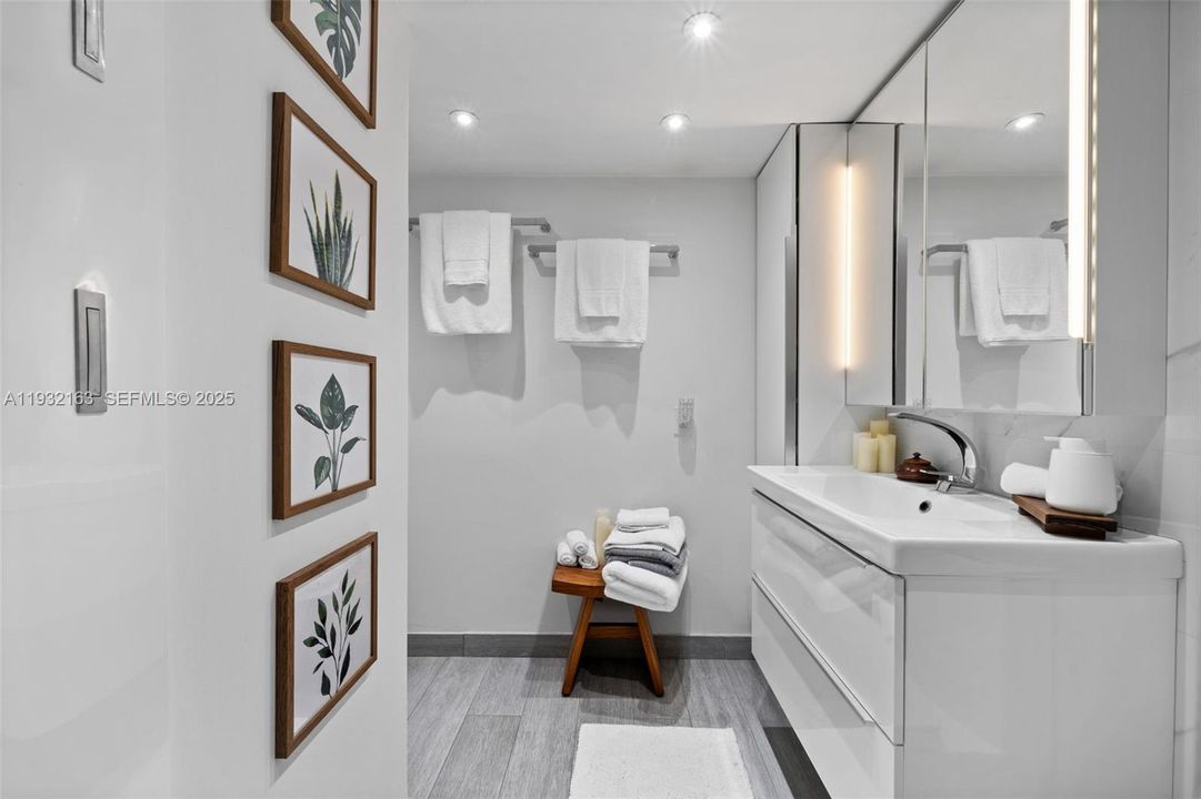 For Rent: $2,700 (1 beds, 1 baths, 837 Square Feet)