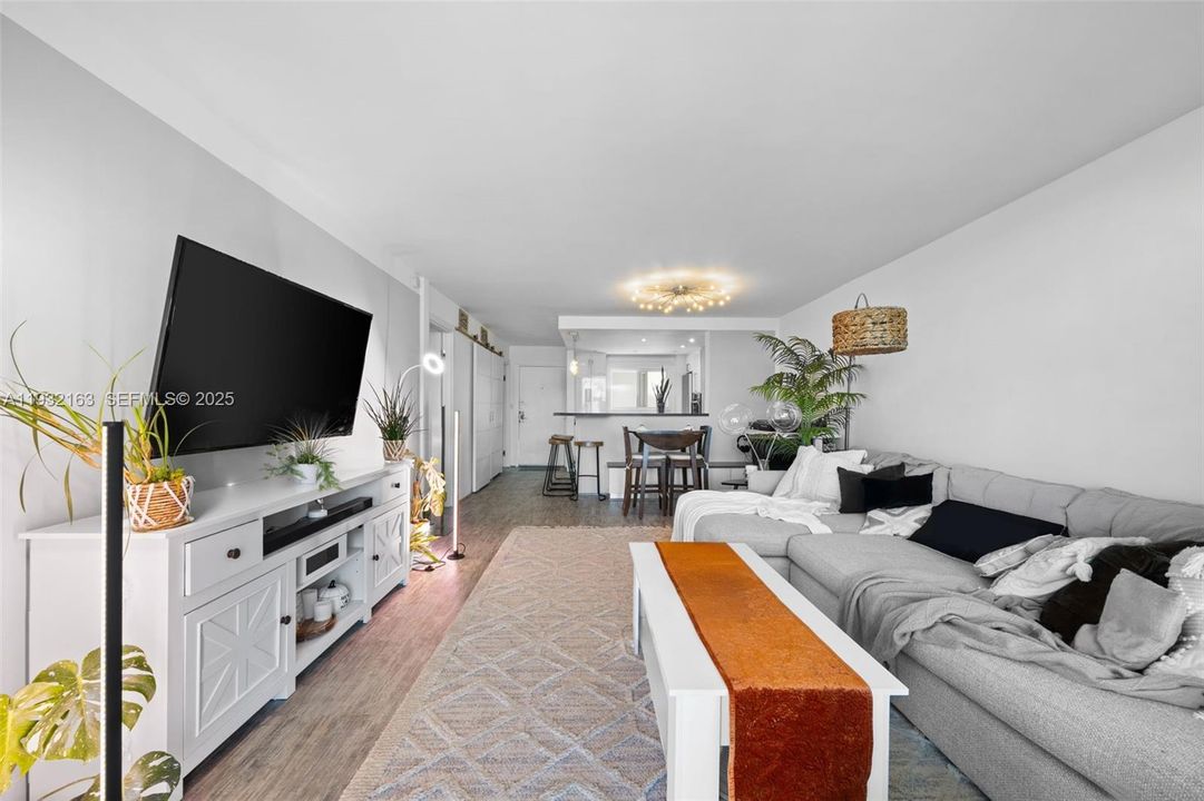 For Rent: $2,700 (1 beds, 1 baths, 837 Square Feet)