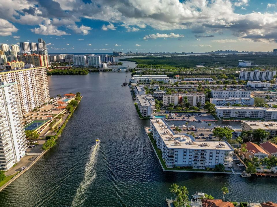 For Rent: $2,700 (1 beds, 1 baths, 837 Square Feet)