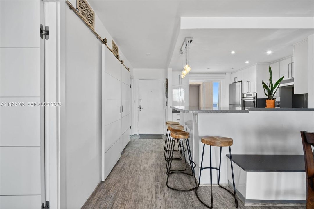 For Rent: $2,700 (1 beds, 1 baths, 837 Square Feet)