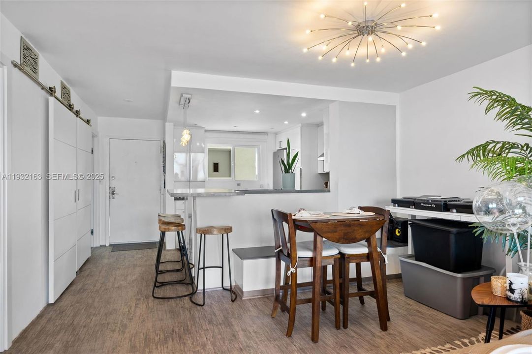 For Rent: $2,700 (1 beds, 1 baths, 837 Square Feet)