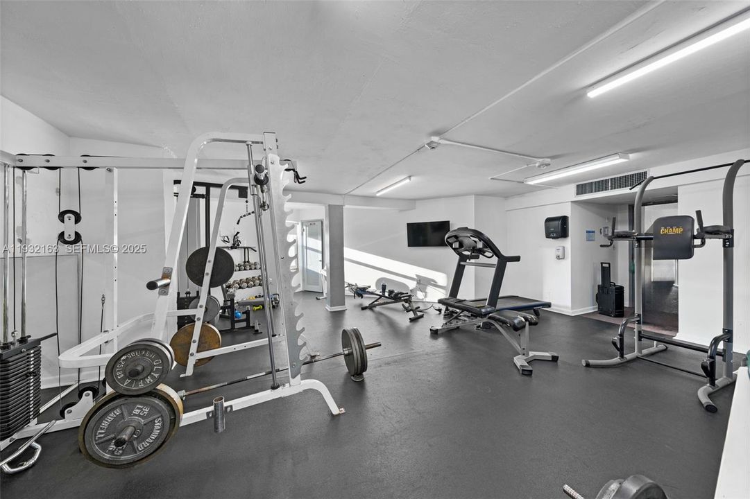 For Rent: $2,700 (1 beds, 1 baths, 837 Square Feet)