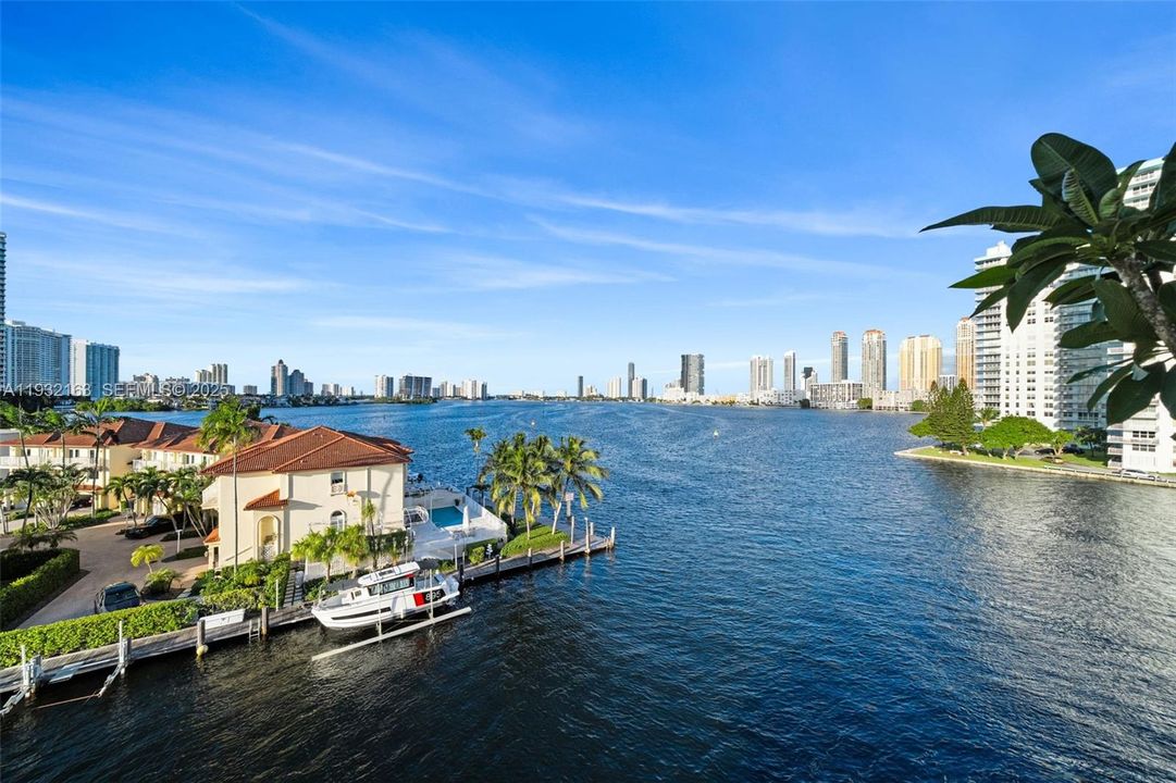 For Rent: $2,700 (1 beds, 1 baths, 837 Square Feet)