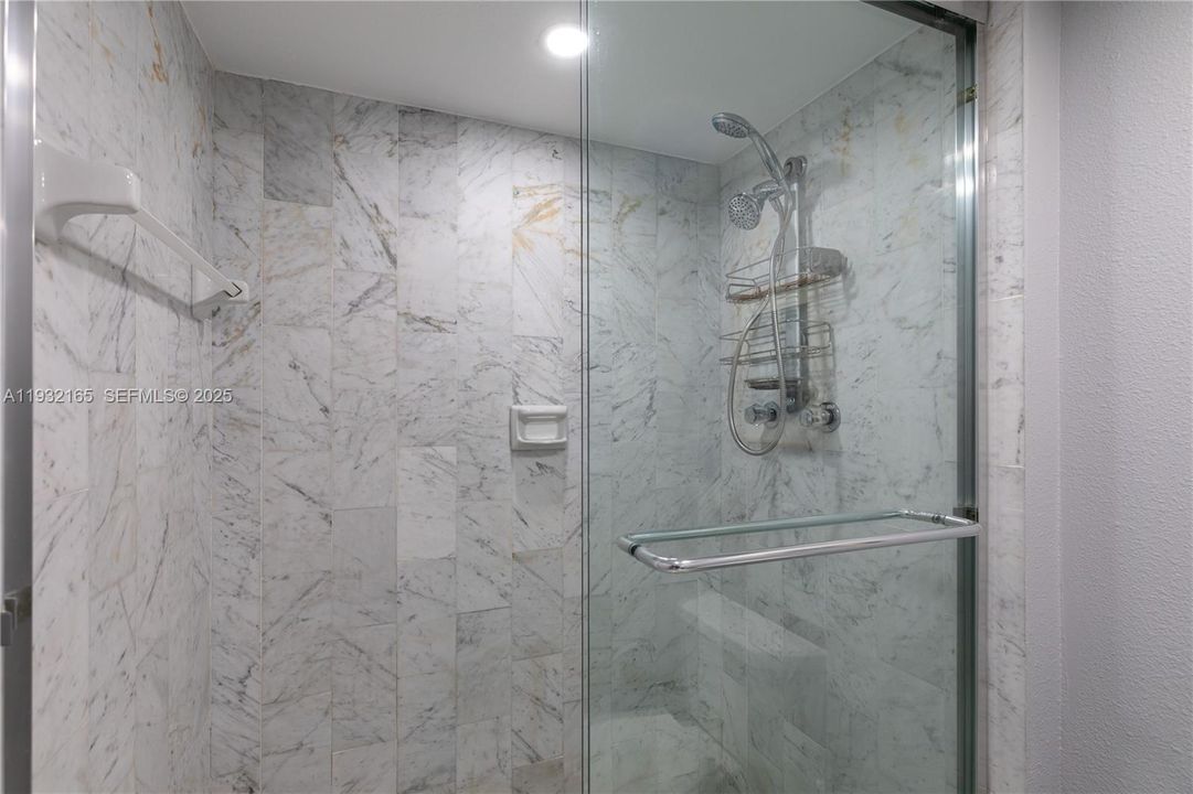 待售: $549,000 (2 贝兹, 2 浴室, 1070 平方英尺)