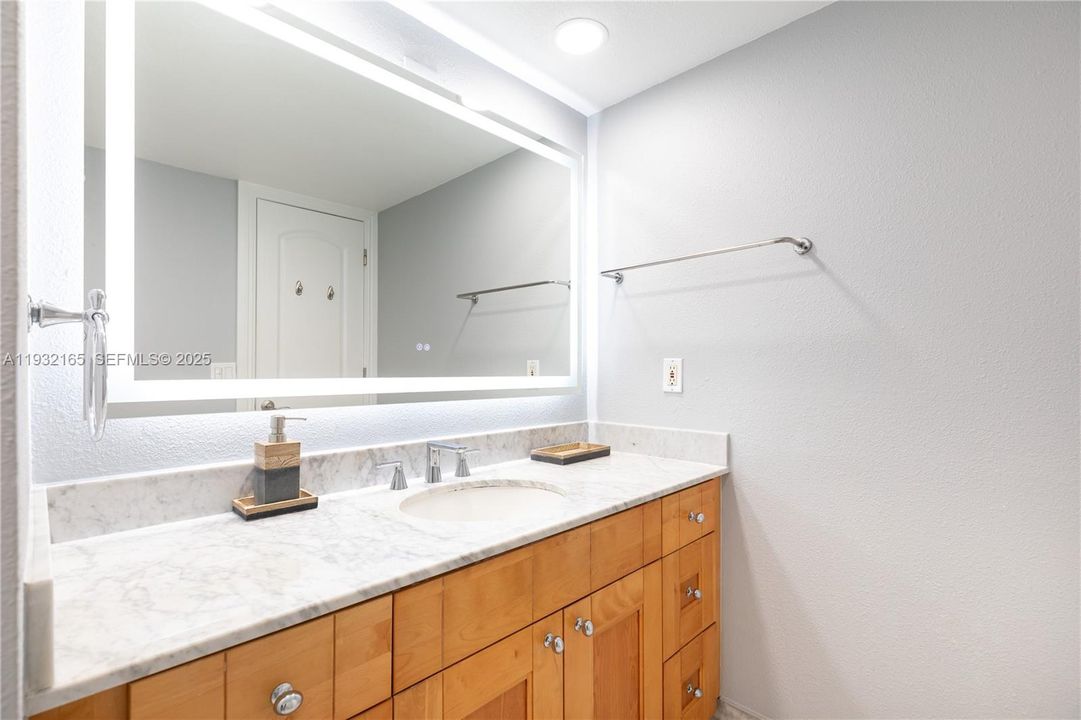 待售: $549,000 (2 贝兹, 2 浴室, 1070 平方英尺)