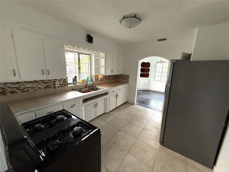 出租: $2,300 (2 贝兹, 1 浴室, 1608 平方英尺)