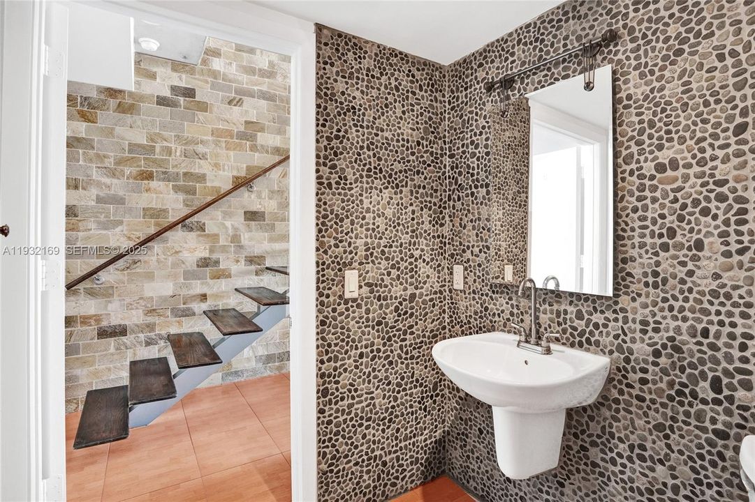 For Rent: $2,900 (1 beds, 1 baths, 795 Square Feet)