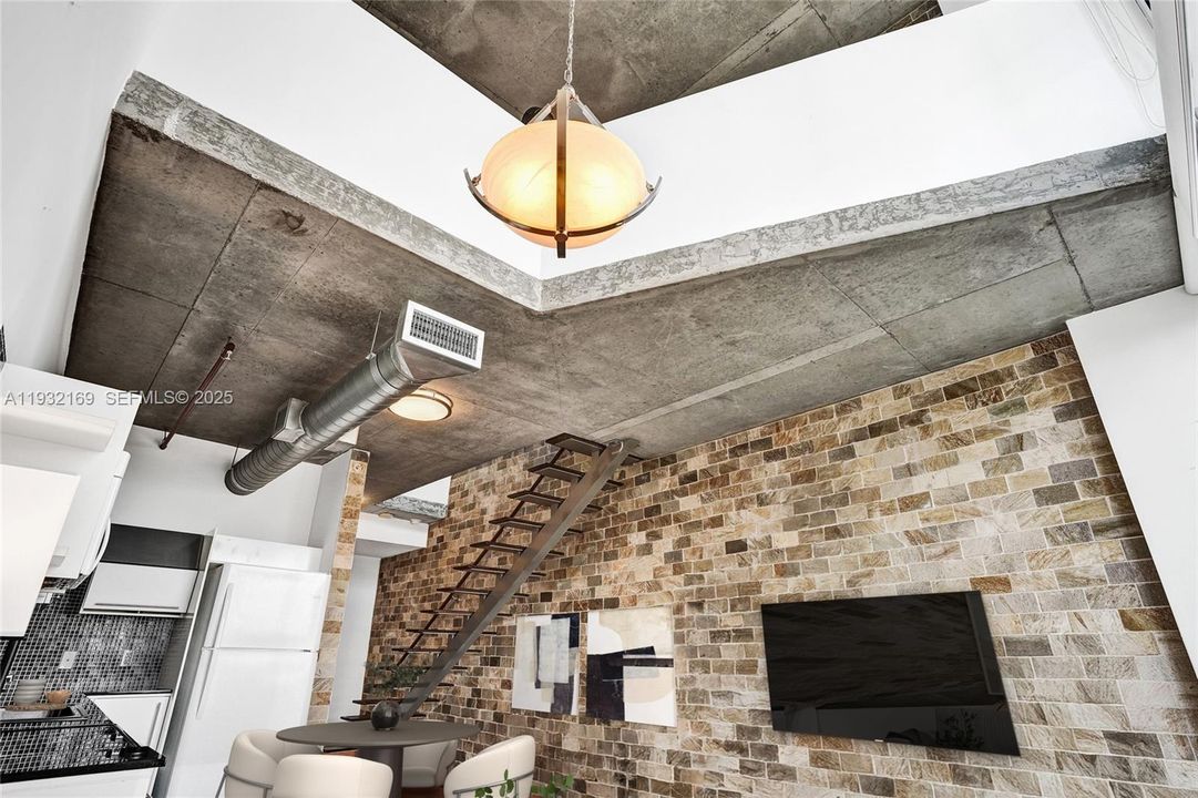 For Rent: $2,900 (1 beds, 1 baths, 795 Square Feet)