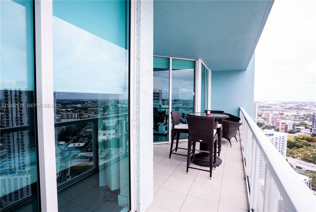 For Sale: $698,000 (2 beds, 2 baths, 1084 Square Feet)