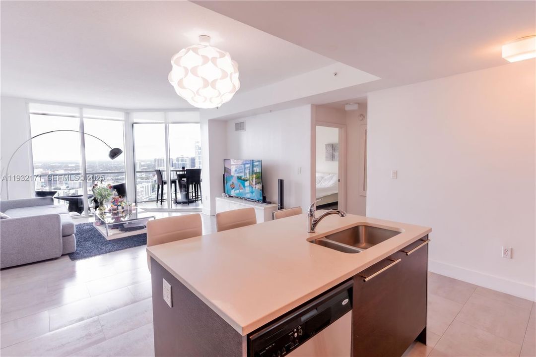 For Sale: $698,000 (2 beds, 2 baths, 1084 Square Feet)