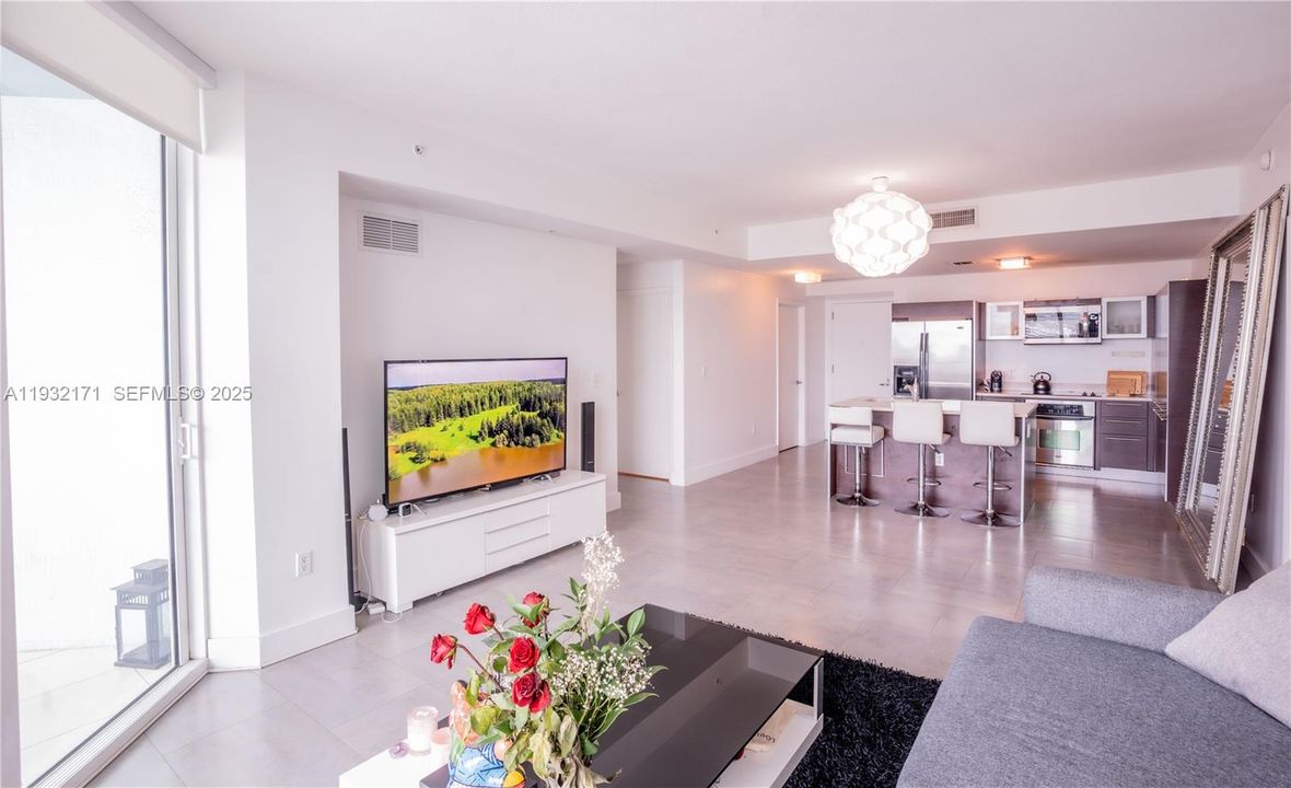 For Sale: $698,000 (2 beds, 2 baths, 1084 Square Feet)