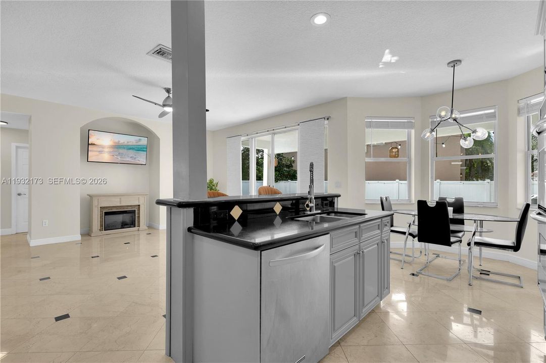 En Venta: $808,000 (4 camas, 3 baños, 2261 Pies cuadrados)