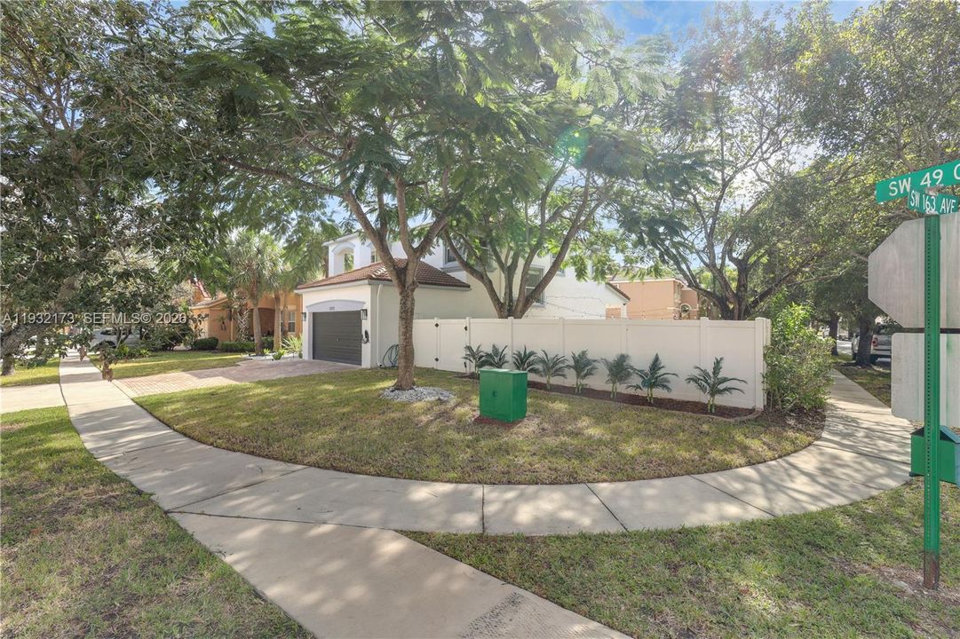 En Venta: $808,000 (4 camas, 3 baños, 2261 Pies cuadrados)