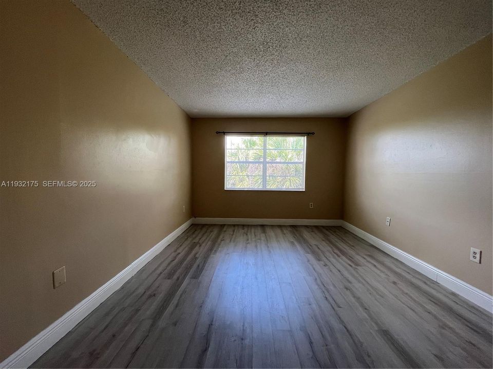 For Sale: $140,000 (1 beds, 1 baths, 695 Square Feet)