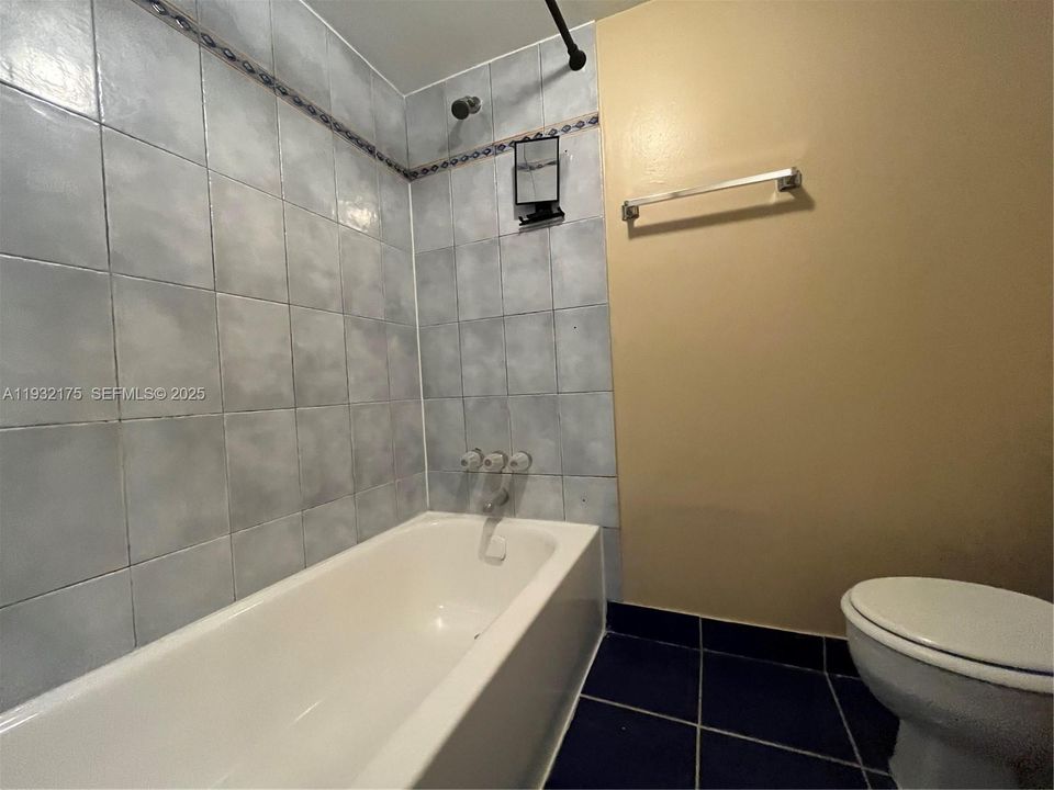 For Sale: $140,000 (1 beds, 1 baths, 695 Square Feet)