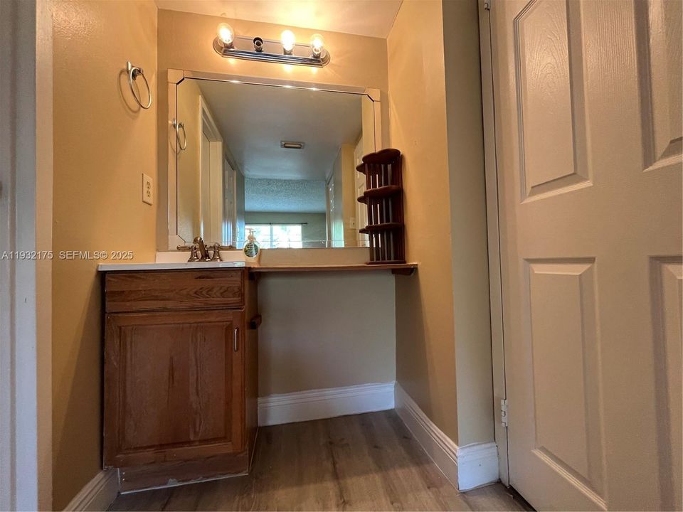 For Sale: $140,000 (1 beds, 1 baths, 695 Square Feet)