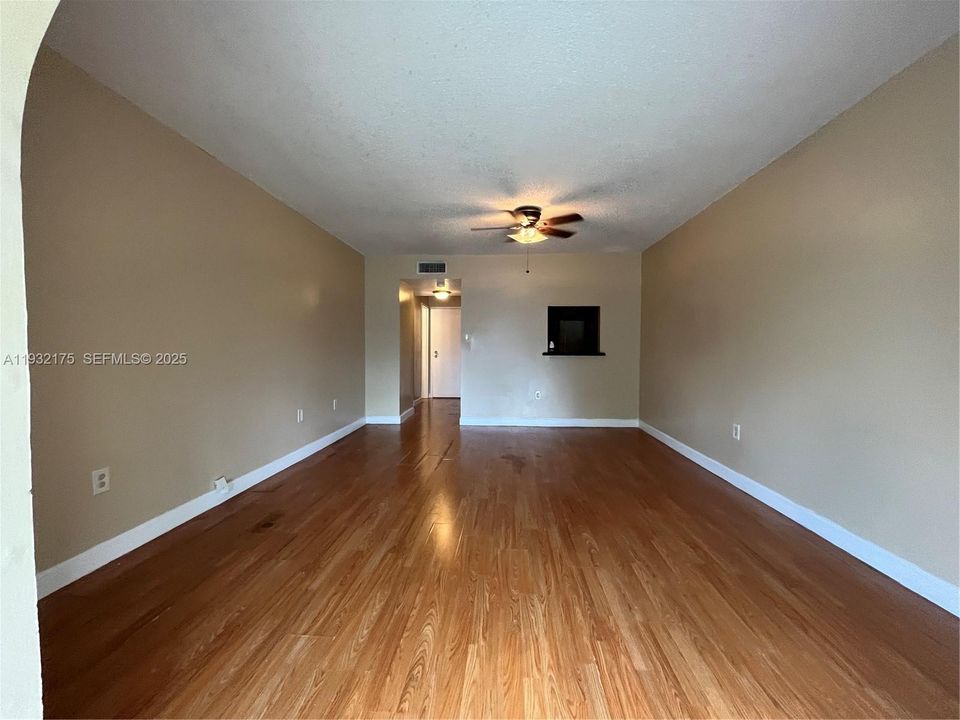 For Sale: $140,000 (1 beds, 1 baths, 695 Square Feet)