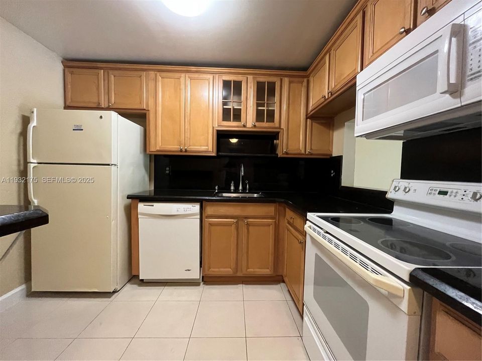 For Sale: $140,000 (1 beds, 1 baths, 695 Square Feet)