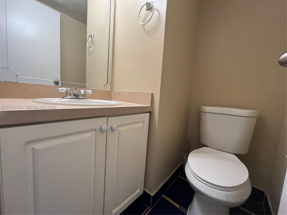 For Sale: $140,000 (1 beds, 1 baths, 695 Square Feet)