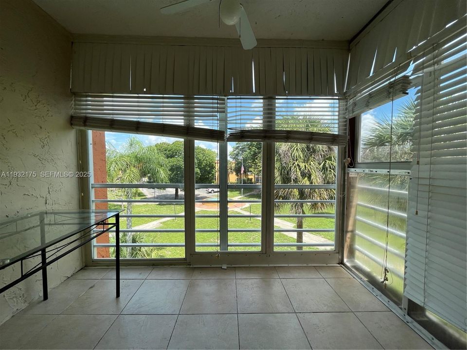 For Sale: $140,000 (1 beds, 1 baths, 695 Square Feet)