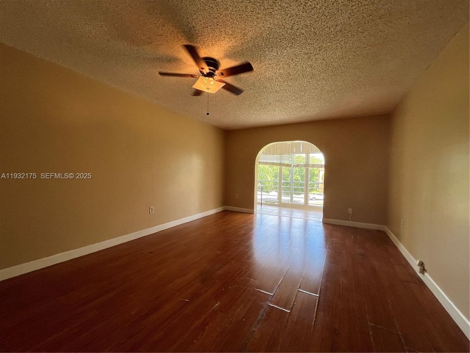 For Sale: $140,000 (1 beds, 1 baths, 695 Square Feet)
