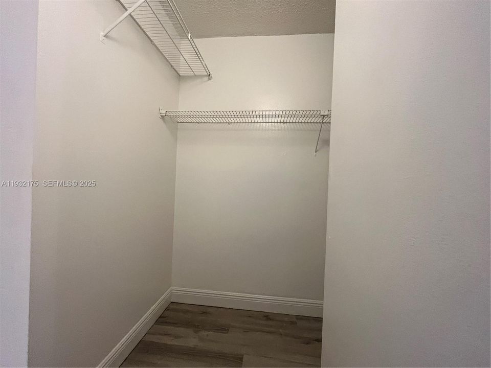 For Sale: $140,000 (1 beds, 1 baths, 695 Square Feet)