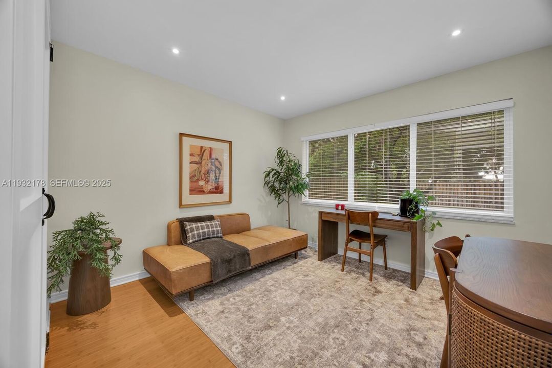 En Venta: $899,000 (5 camas, 2 baños, 2112 Pies cuadrados)