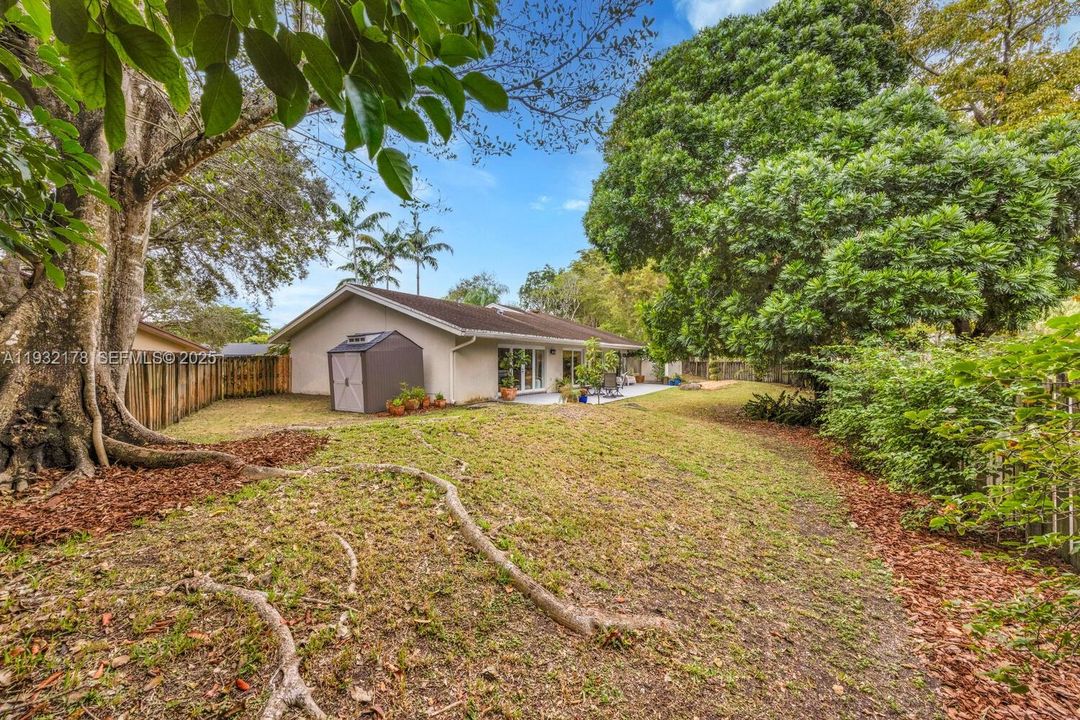 En Venta: $899,000 (5 camas, 2 baños, 2112 Pies cuadrados)