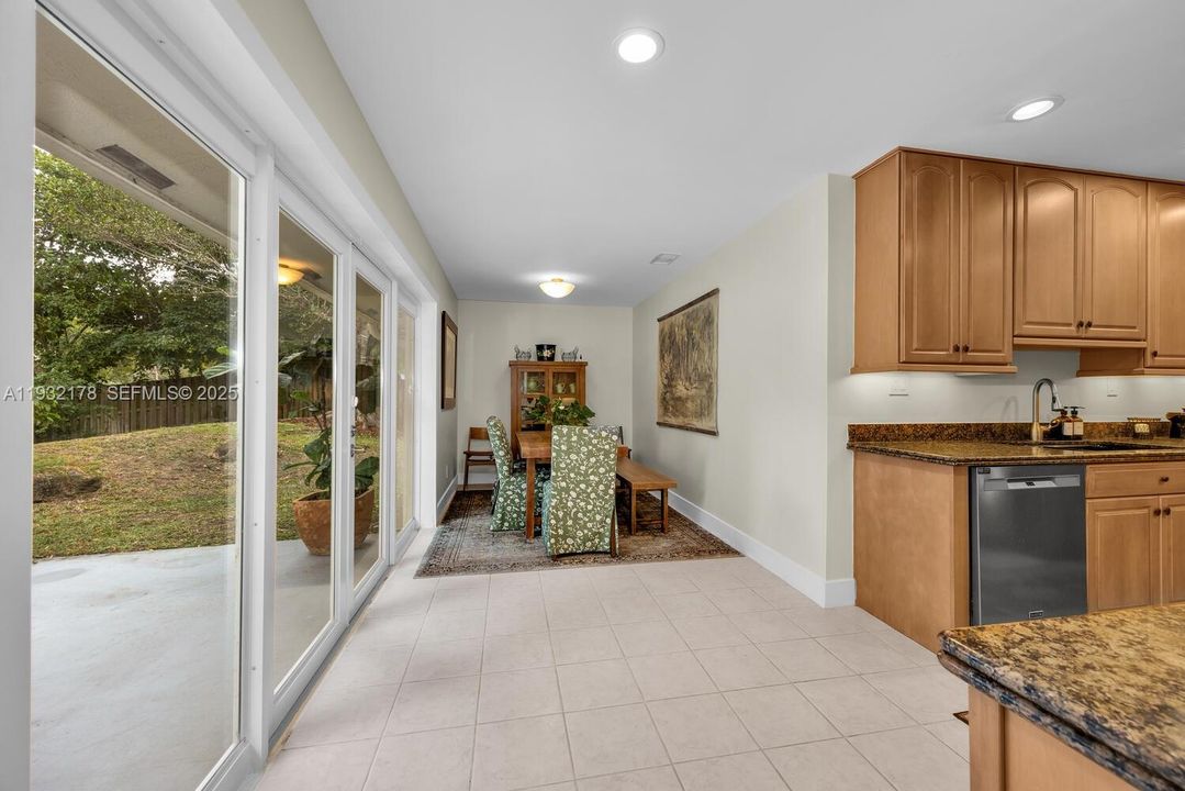 En Venta: $899,000 (5 camas, 2 baños, 2112 Pies cuadrados)