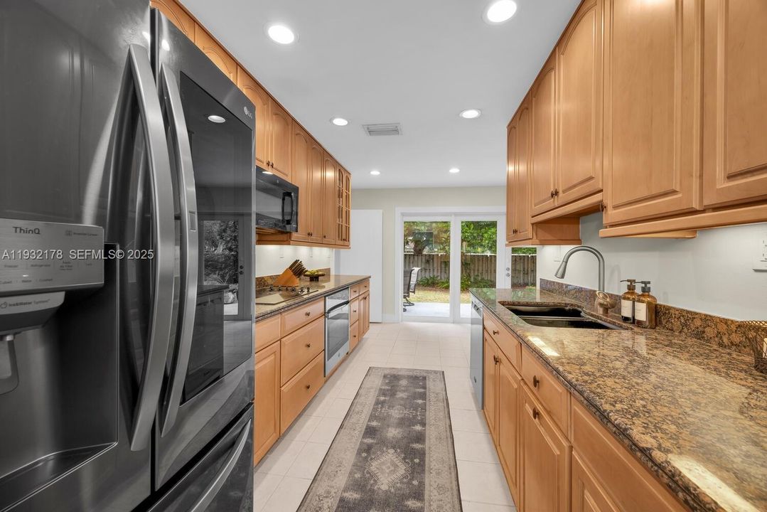 En Venta: $899,000 (5 camas, 2 baños, 2112 Pies cuadrados)