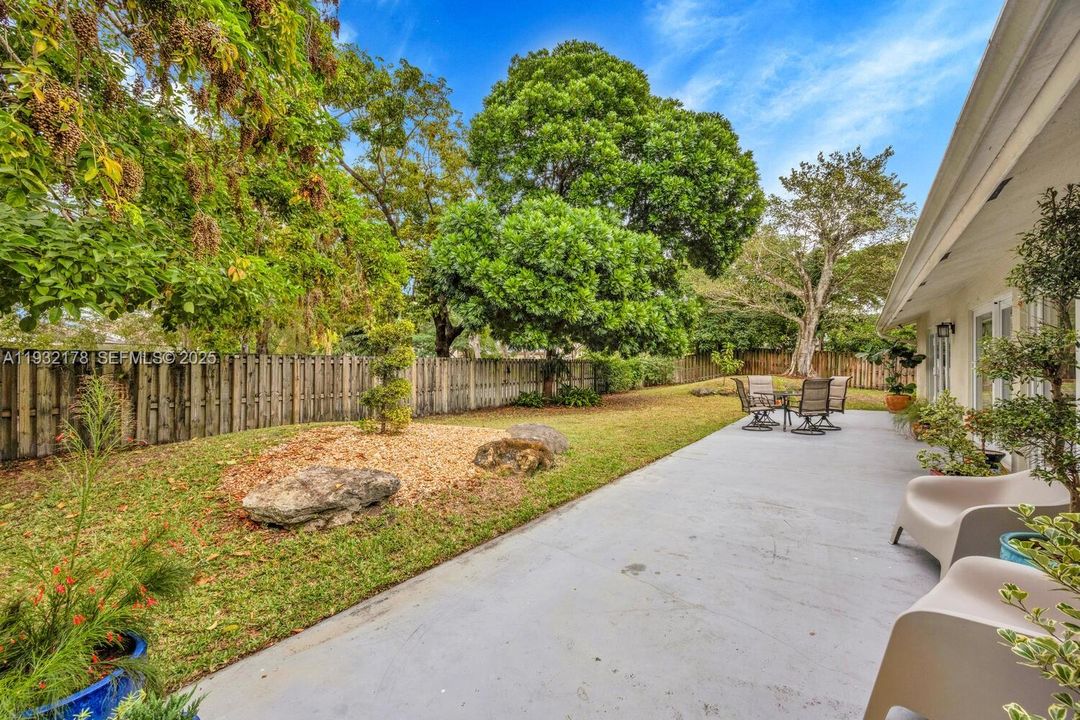 En Venta: $899,000 (5 camas, 2 baños, 2112 Pies cuadrados)