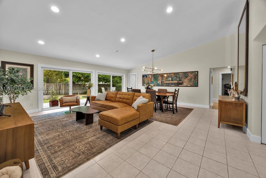 En Venta: $899,000 (5 camas, 2 baños, 2112 Pies cuadrados)