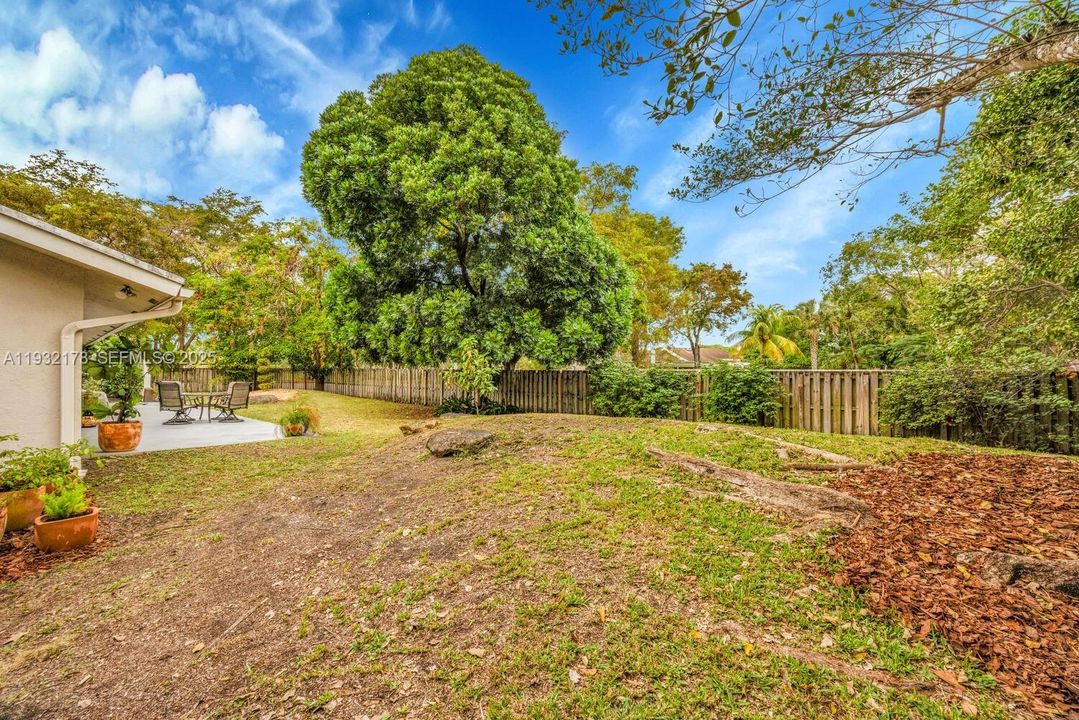 En Venta: $899,000 (5 camas, 2 baños, 2112 Pies cuadrados)