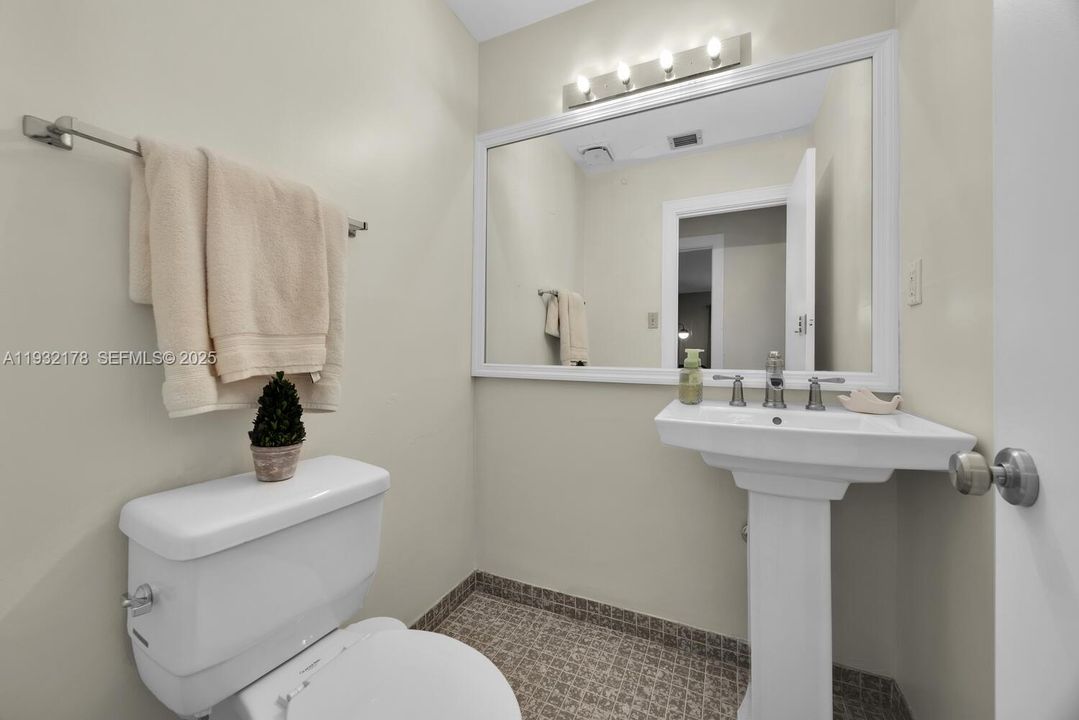 En Venta: $899,000 (5 camas, 2 baños, 2112 Pies cuadrados)