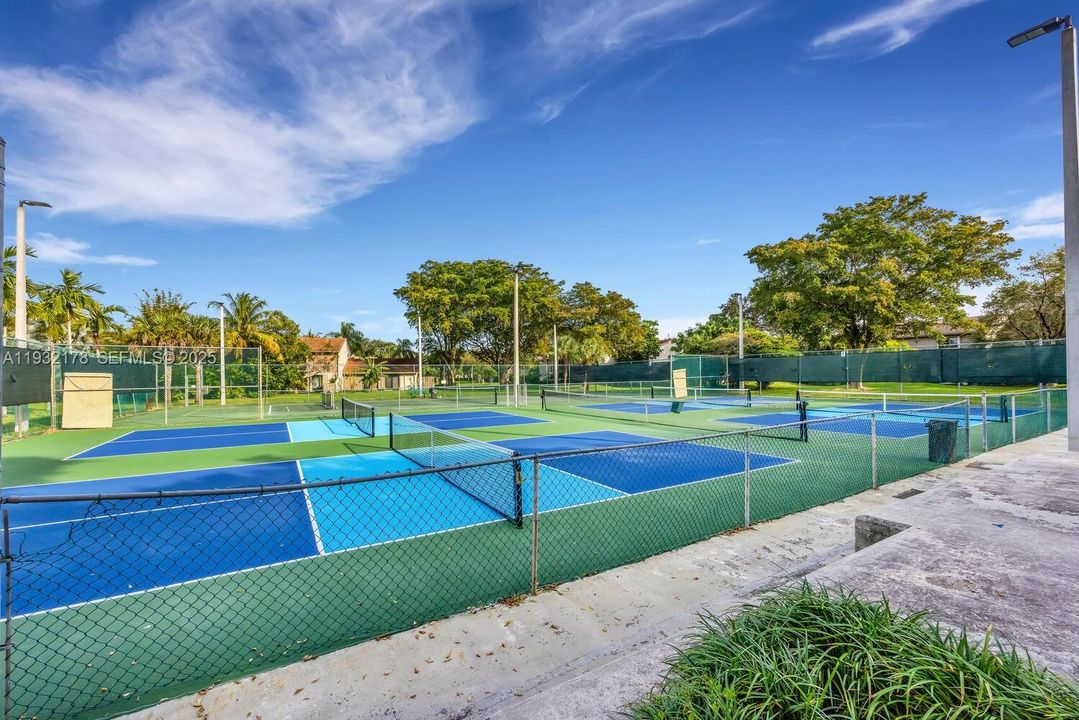 En Venta: $899,000 (5 camas, 2 baños, 2112 Pies cuadrados)