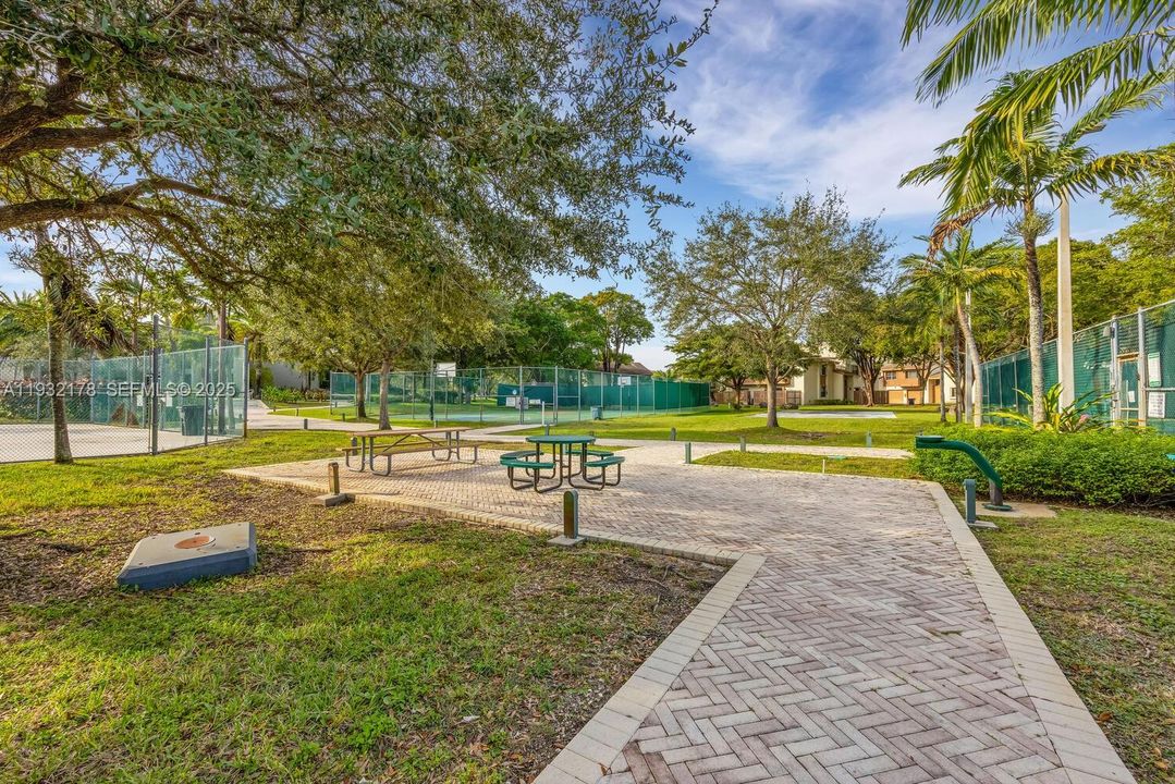 En Venta: $899,000 (5 camas, 2 baños, 2112 Pies cuadrados)