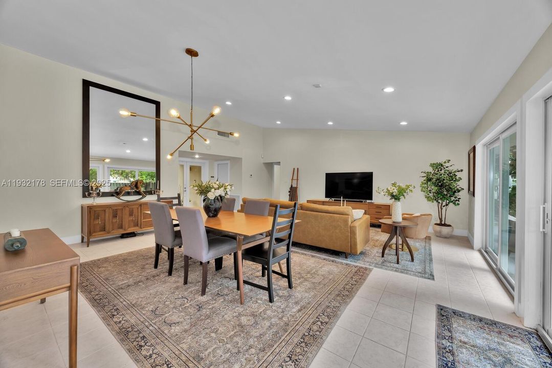 En Venta: $899,000 (5 camas, 2 baños, 2112 Pies cuadrados)