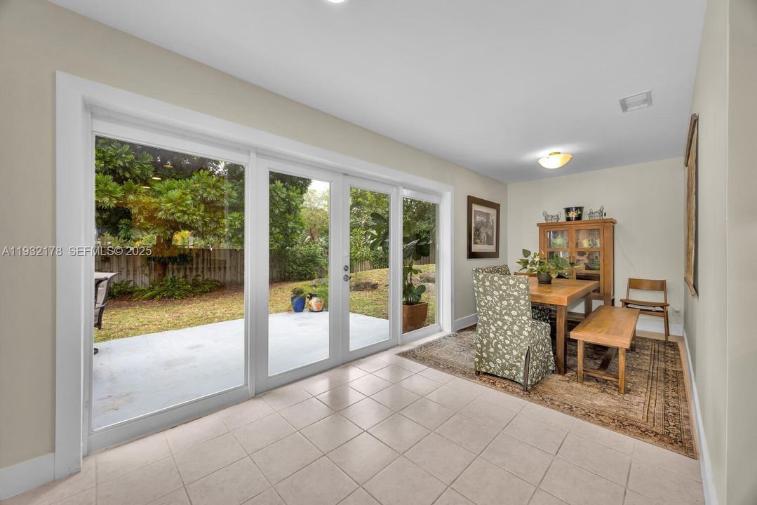 En Venta: $899,000 (5 camas, 2 baños, 2112 Pies cuadrados)