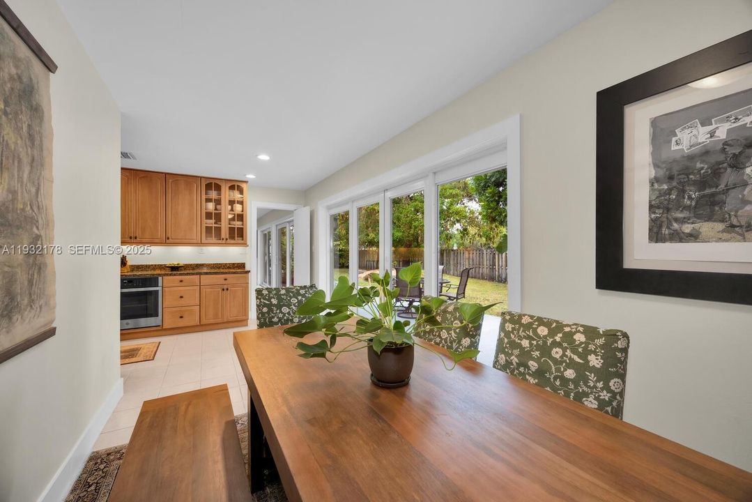 En Venta: $899,000 (5 camas, 2 baños, 2112 Pies cuadrados)