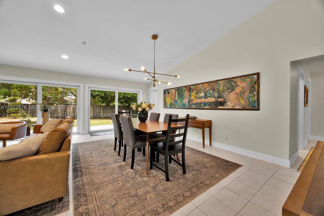 En Venta: $899,000 (5 camas, 2 baños, 2112 Pies cuadrados)