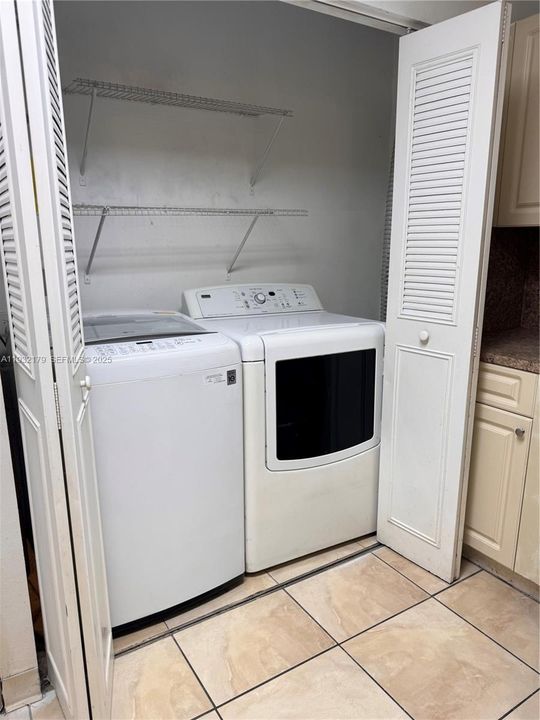 For Sale: $279,999 (2 beds, 2 baths, 950 Square Feet)