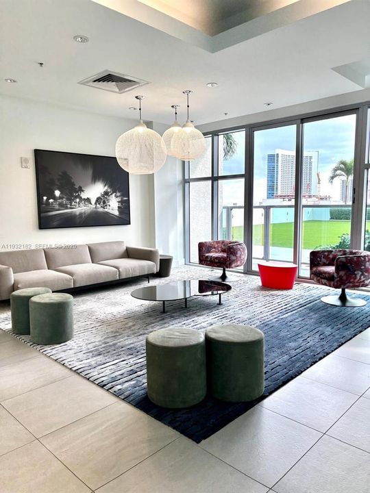 出租: $4,800 (2 贝兹, 2 浴室, 1181 平方英尺)